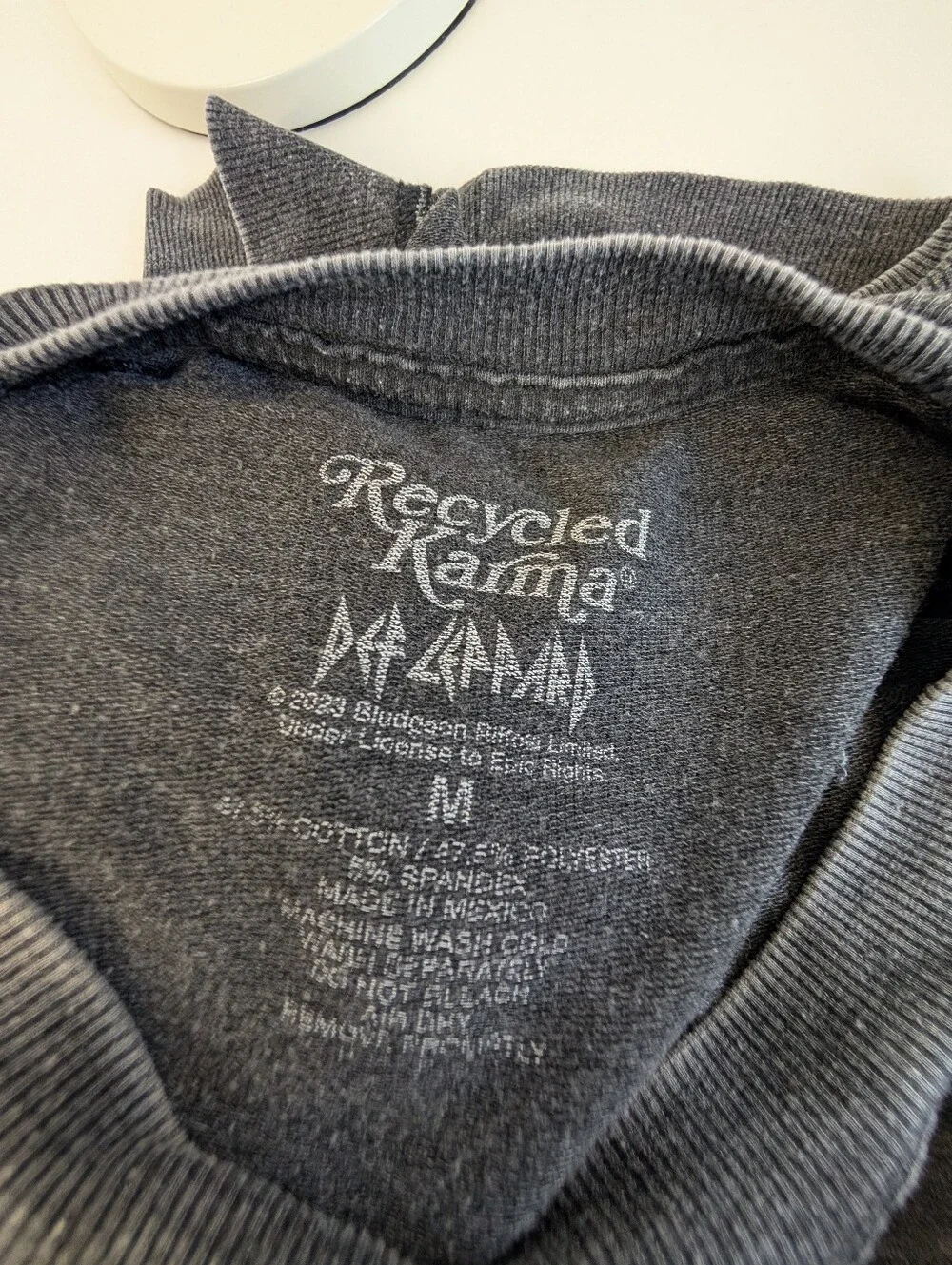 ⚡ Recycled Karma Def Leppard "Love Bites" Graphic Sweatshirt 🖤 - Picture 11 of 13